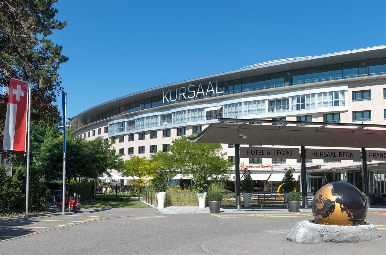 Kursaal Bern, esterno con ingresso di hotel e casinò