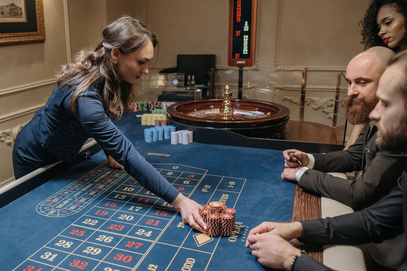 Ospiti a un tavolo della roulette